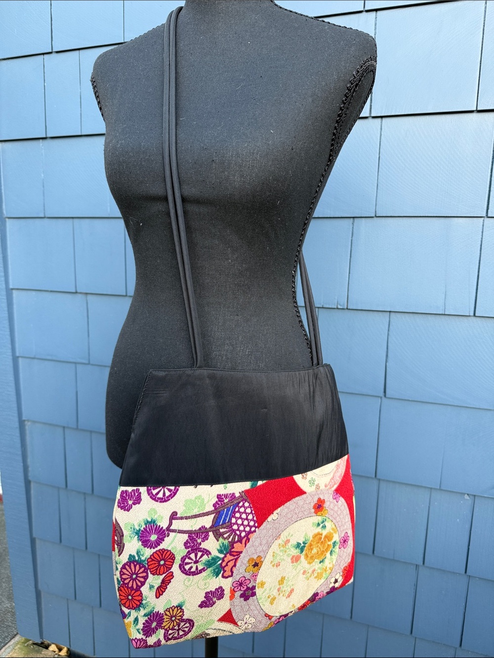Black & Multicolor Floral Crossbody Bag oriental ethnic